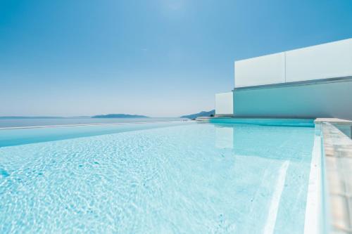 Villa Holiday Home The Boat With Rooftop Pool