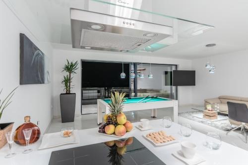 Villa Holiday Home The Boat With Rooftop Pool