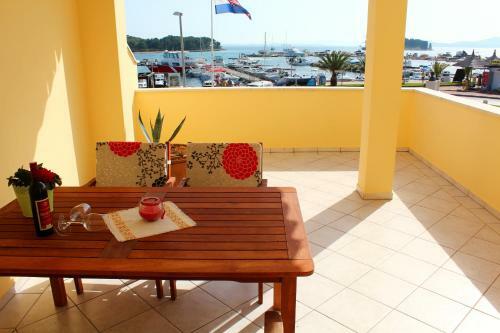 Buco Seafront Apartments & Fastfood