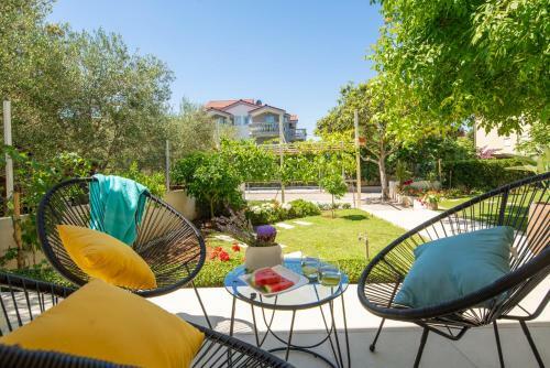 New! Luxury Garden Apartment