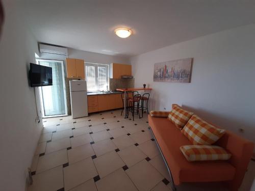Nice Apartment With Covered Balcony And Sea View