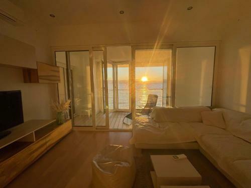 First Row To The Sea - Nautilus Deluxe Apartment