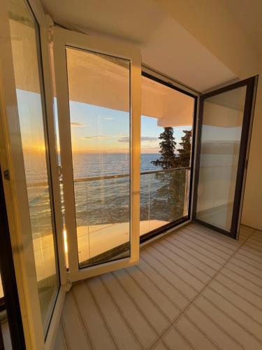 First Row To The Sea - Nautilus Deluxe Apartment