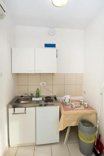 Apartments By The Sea Omis - 8334