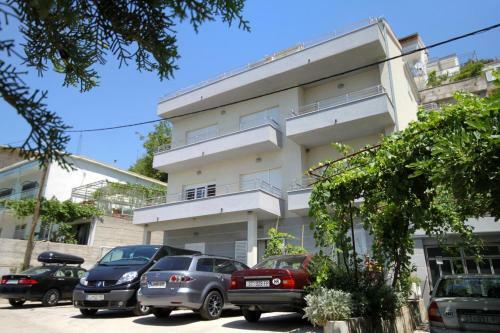 Apartments By The Sea Omis - 8334
