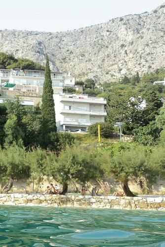 Apartments By The Sea Omis - 8334