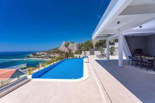 Luxurious Villa Ada; Hot Tub, Sauna, Gym, Pool