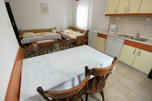 Apartments With A Parking Space Novi Vinodolski - 5514