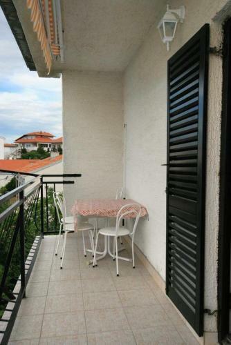 Apartments With A Parking Space Novi Vinodolski - 5514