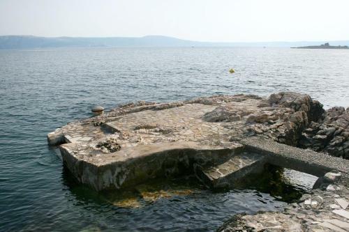 Apartments With A Parking Space Novi Vinodolski - 12498