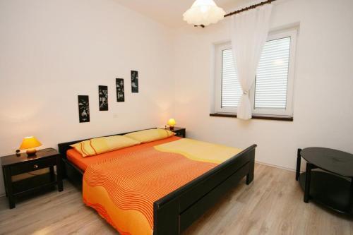 Apartments With A Parking Space Novi Vinodolski - 5529
