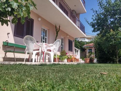 Apartments With A Parking Space Novi Vinodolski - 5587