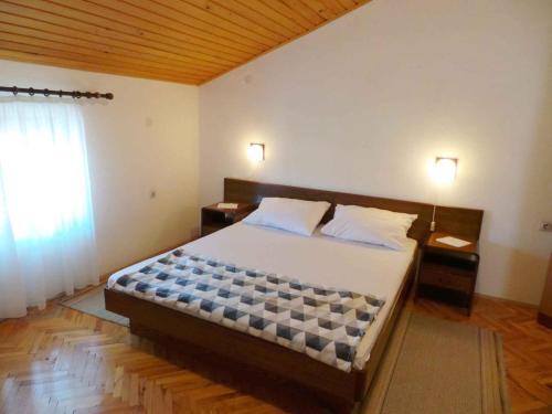 Apartments In Novi Vinodolski 38122