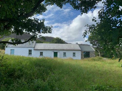 Secluded Thatched Cottage, Near Golfing & Beaches