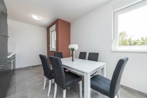 Villa Adria 2 Luxury Apartment With A Pool