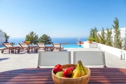 Villa In Kalamitsi With An Incredible View