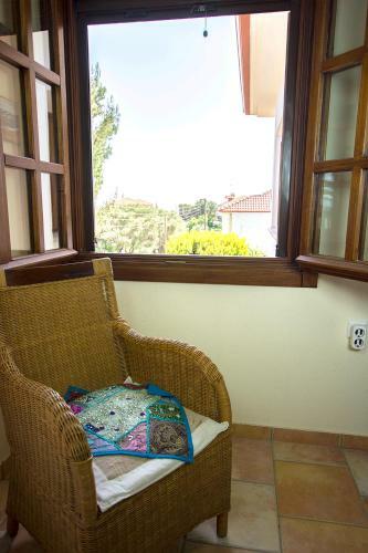 Rustic, Luxurious,garden Villa 70m From The Sea