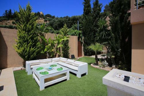 Superb Villa Yiorgos - Heated Pool W Jacuzzi - Seaview