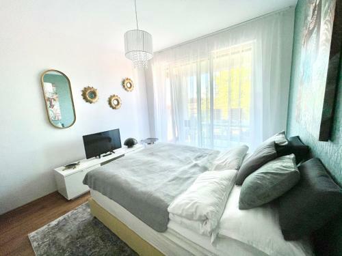 Lakeside Prestige Luxury Apartment