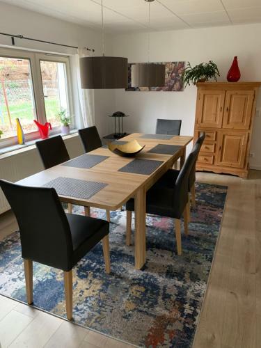 Modernes Haus Auf Gro�em Grundst�ck Im Gr�nen