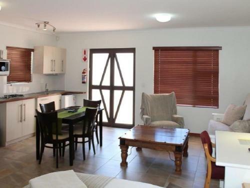 Hostal 12 On Beach Guest House