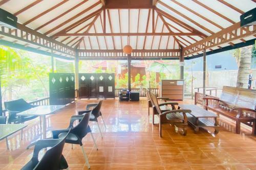 Hotel Rumah Kayu Pinggir Kali Redpartner