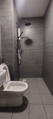 Bukit Rimau Roomy Master Bedroom With Facilities