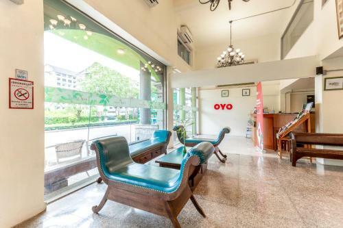 Hotel Vaccinated Staff - Oyo 928 Leaf Hostel