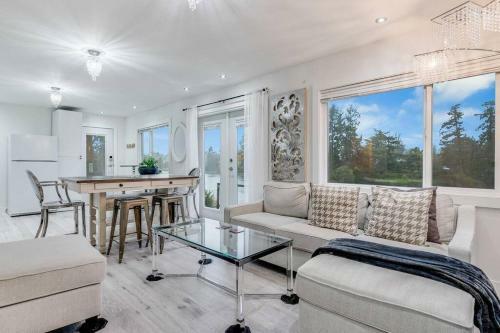 Gorgeous Stay - Private 3 Bedroom Waterfront Suite