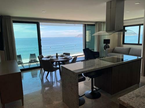 Apartamento Condo On Mazatlan Ocean Front Boardwalk ?malec�n?