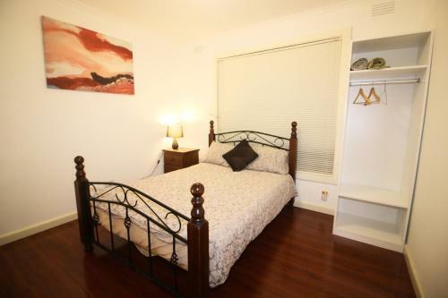 Hostal Sunny House - Melbourne Airport Home