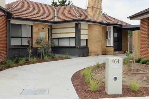 Hostal Sunny House - Melbourne Airport Home