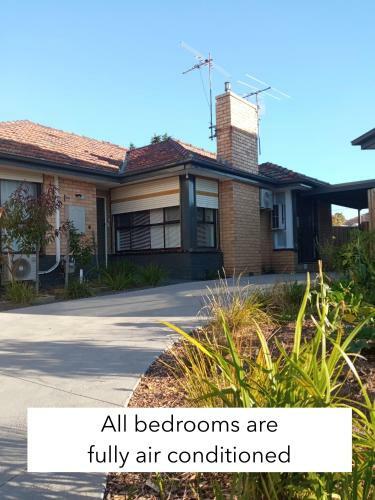 Hostal Sunny House - Melbourne Airport Home