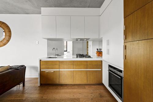 Posada Minimalistic Prahran Apartment With Balcony