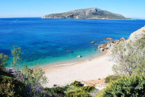 Sunny Beach Apartment Near Sounion