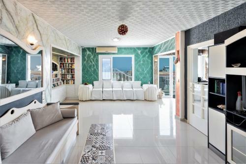 Hostal Room In Studio - Senior Citizen Suite In Blue