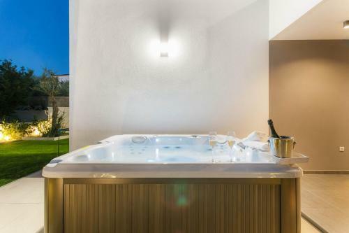 Luxury Villa With Pool, Jacuzzi And Sea View