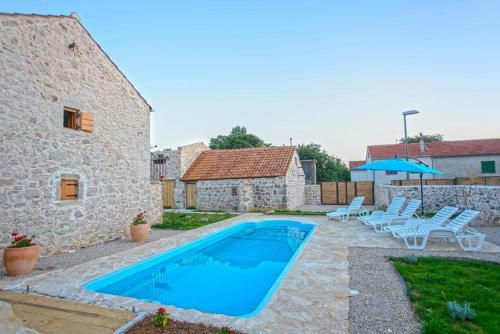 Villa Heritage House Vrime - Stone House With Heated Pool