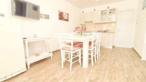 Seafront Apartment Marinka
