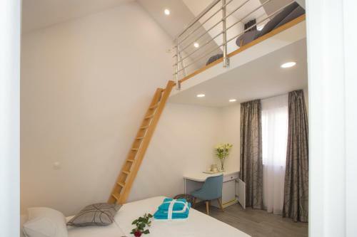 Hostal Central Old Town Rooms
