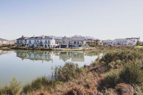 Villa Beautiful Modern Lake House With Spectacular Views