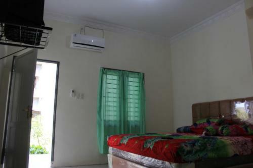 Hostal Penginapan Transit Tomato