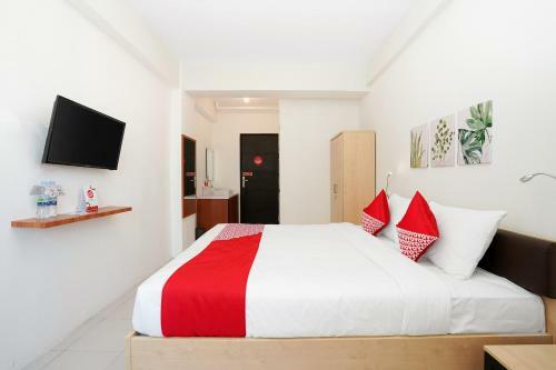 Hotel Vaccinated Staff - Oyo Flagship 910 Menara Rungkut Surabaya