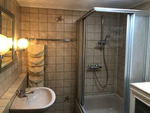 Gro�z�giges Reetdachhaus An Der Nordsee