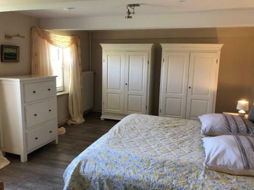 Gro�z�giges Reetdachhaus An Der Nordsee