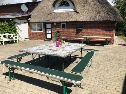 Gro�z�giges Reetdachhaus An Der Nordsee