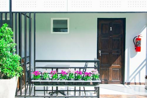 Hotel Vaccinated Staff - Oyo 533 Runya Poolvilla