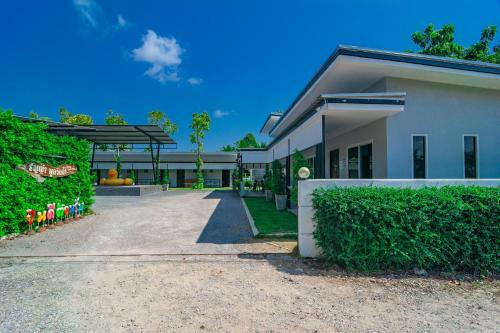 Hotel Vaccinated Staff - Oyo 533 Runya Poolvilla