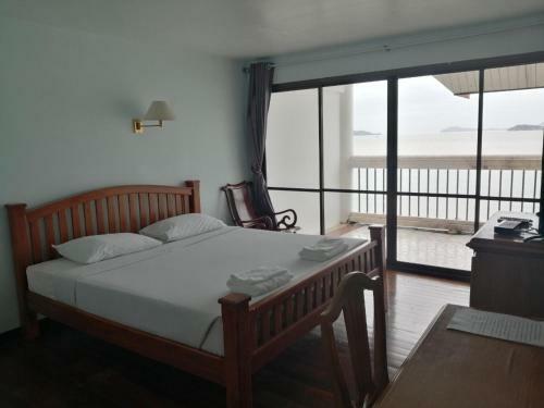 Hotel Jansom Beach Resort
