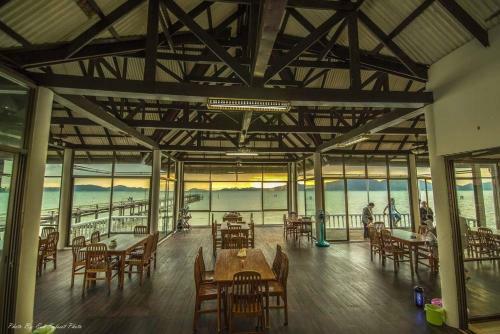 Hotel Jansom Beach Resort